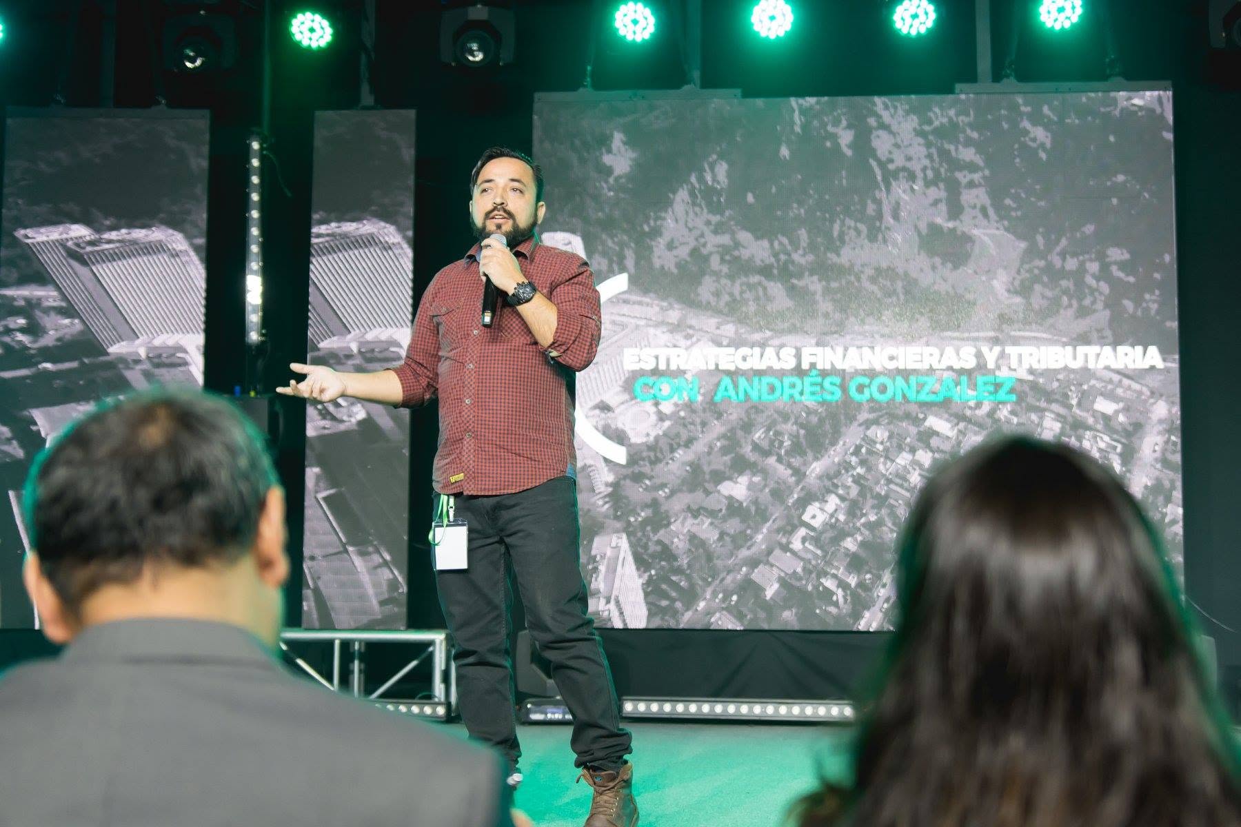 Andrés González presentando en un escenario en 2018