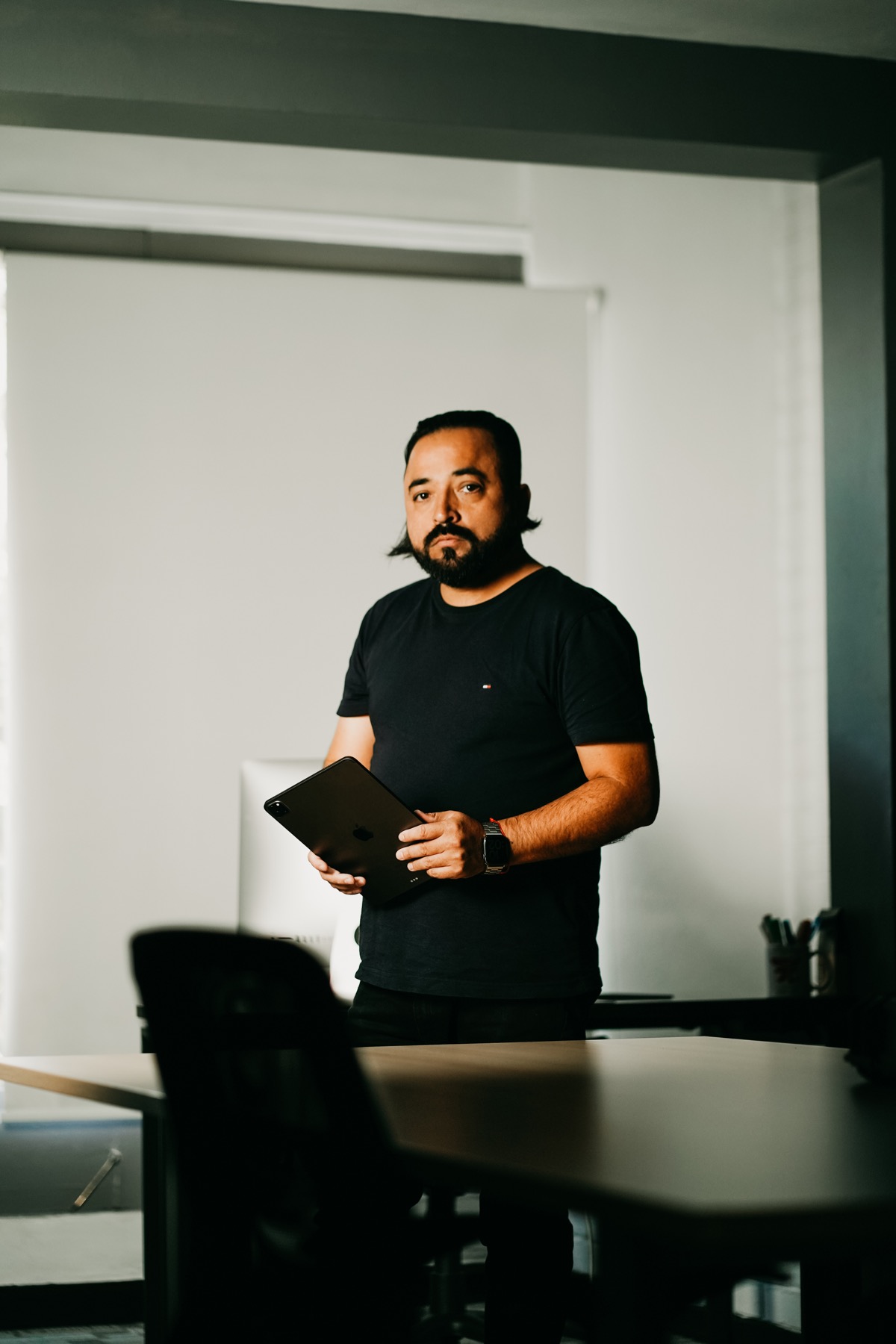 Retrato de Andrés González durante una sesión de contenido