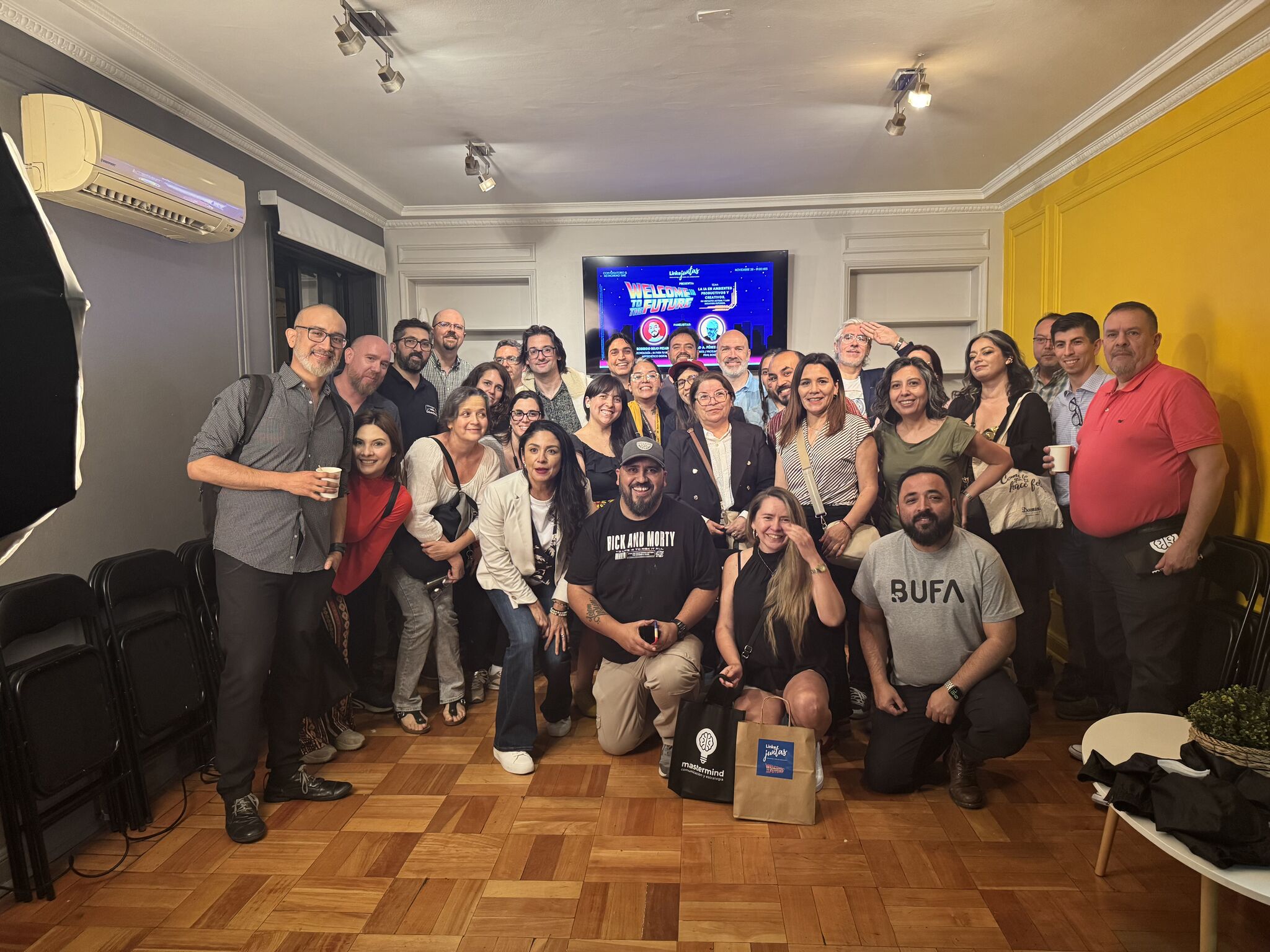Andrés González junto a una comunidad de emprendedores